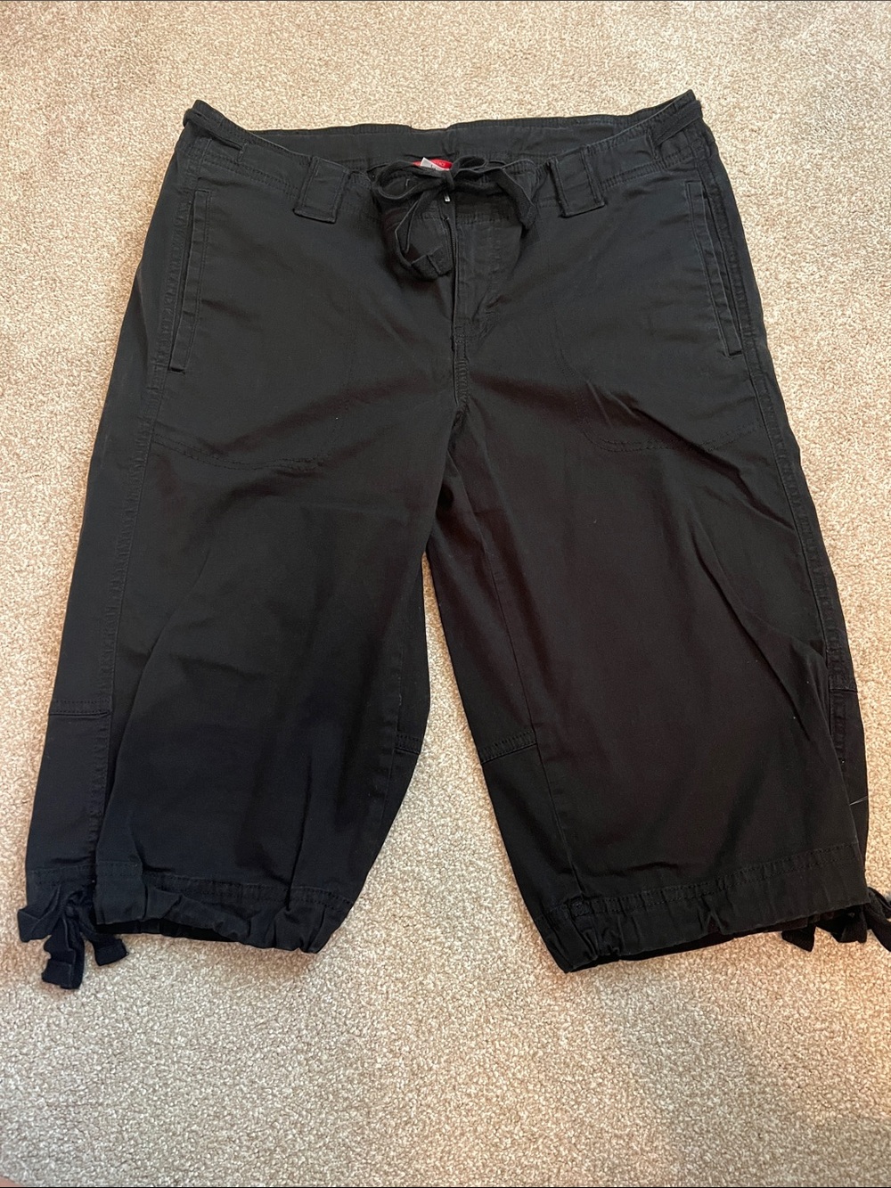 Women’s North Face Black Drawstring Capri Cargo Pants size 10